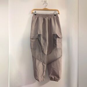 Beige cargo pants with mesh panels and two side pockets, Small